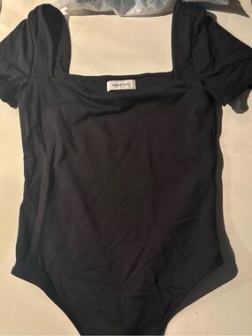 Aritzia Babaton cap sleeve black contour bodysuit